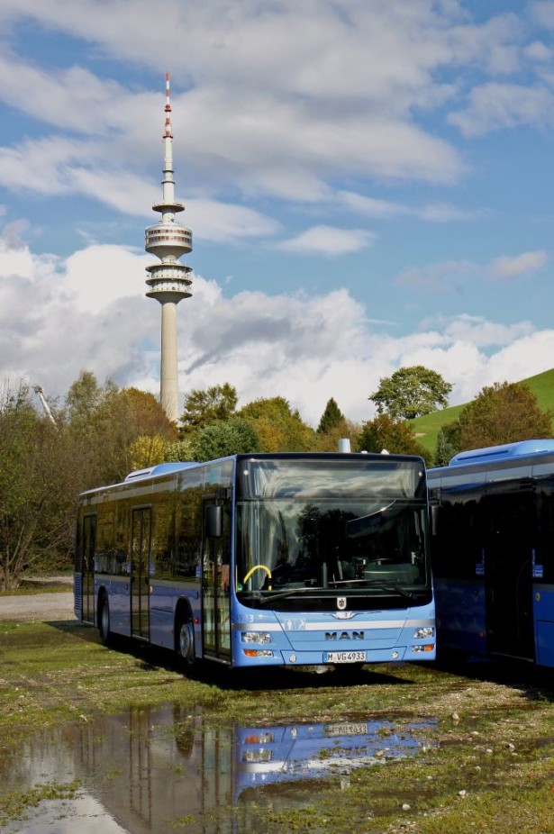 Nach einem kleinen Regenschauer posiert MAN-Bus 4933 vor dem Oly