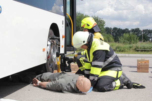 man_rescue_guide_bus4