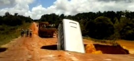 VIDEO: Autobus propao kroz rupu na putu!