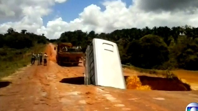 VIDEO: Autobus propao kroz rupu na putu!
