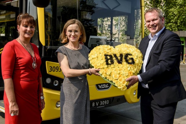 Die Vorstandsvorsitzende der BVG, Sigrid Evelyn Nikutta (M.), die Generalbevollmaechtigte von VDL Bus Coach Deutschland, Silke Toedter (l.) und der OEPNV-Beauftragte von VDL Bus & Coach Deutschland, Boris Hoetermann posieren am Dienstag (11.08.15) in Berlin, anlaesslich einer Pressekonferenz zur Vorstellung des neuen VDL-Doppeldeckers vom Typ Citea DLF 114.