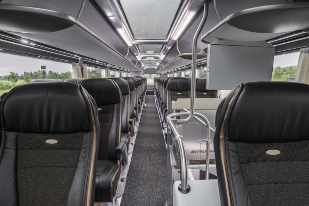 NEOPLAN Skyliner: Glass roof and skylights provide plenty of light on the upper deck DE: NEOPLAN Skyliner: Glasdach und Skylights sorgen für viel Licht im Oberdeck UK: NEOPLAN Skyliner: Glass roof and skylights provide plenty of light on the upper deck