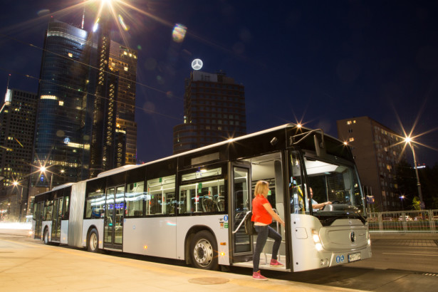 Im Bild der Mercedes-Benz Conecto Gelenkbus mit 18,12 Meter Länge. Beispiele für den hohen Standard der Sicherheitstechnik sind das elektronische Stabilitätsprogramm ESP beim Solo-Fahrzeug und der Knickschutz beim Gelenkbus ATC (Articulation Turntable Controller) von Mercedes-Benz sowie die Vorderachse mit Einzelradaufhängung. ; Mercedes-Benz Conecto G, Interieur, brillantsilber metallic, OM 470 mit 265 kW/360 PS, 10,7 L Hubraum, 6-Gang Automatikgetriebe, Länge/Breite/Höhe: 18.125/2.550/3.120 mm, Beförderungskapazität: 1/159; Mercedes-Benz Conecto G, Interior, brilliant silver metallic, OM 470 rated at 265 kW/360 hp, displacement 10.7 l, 6-speed automatic transmission, length/width/height: 18125/2550/3120 m, passenger capacity: 1/159;