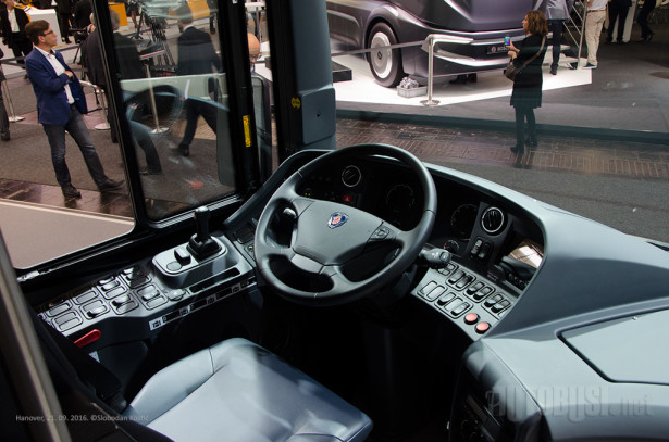 Vozaču je na raspolaganju automatski menjač sa 12 brzina.