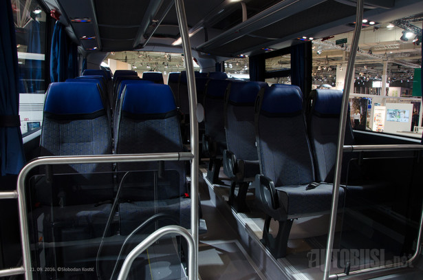 Sa prostorom za stajanje i kolica, Interlink ima 49 sedišta.