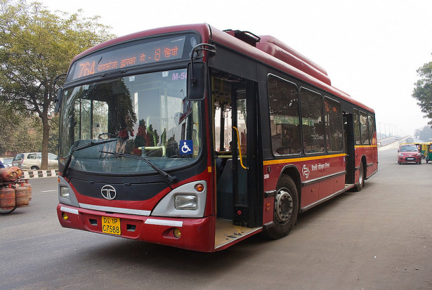 Niskopodni autobus TATA na CNG. ©Paltu Shyamal, Flickr