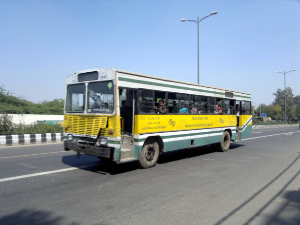 Između 300 i 400 srednjepodnih autobusa spremno za rashod. ©Ramesh NG, Flickr