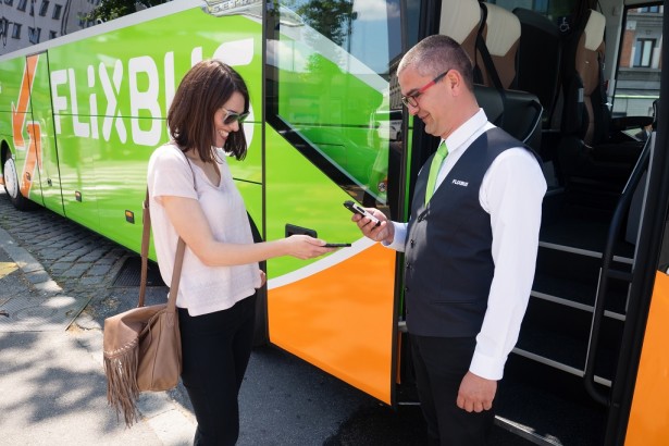 Putnici donose odštampanu kartu ili kartu na telefonu na lice mesta, gde ih čekira vozač. (©FlixBus)
