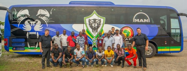 Reprezentacija Gabona ispred svog autobusa sa znakom pantera. © MAN Truck & Bus
