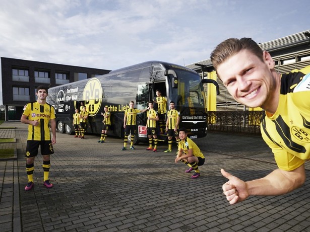 Crno-žuti dresovi ispred timskog autobusa Borussia Dortmund. © MAN Truck & Bus
