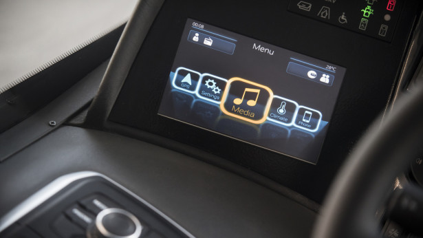 Na levom panelu nalazi se ekran veličine 7 inča, osetljiv na dodir. © Irizar