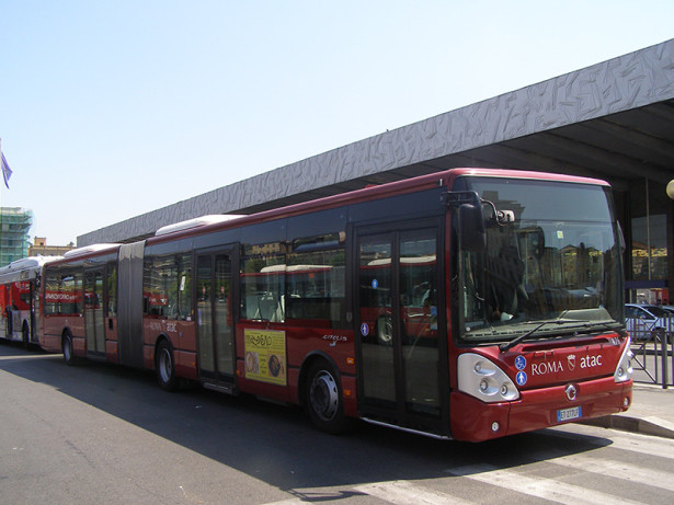 Zglobni autobusi retkost u Rimu. © Slobodan Kostić