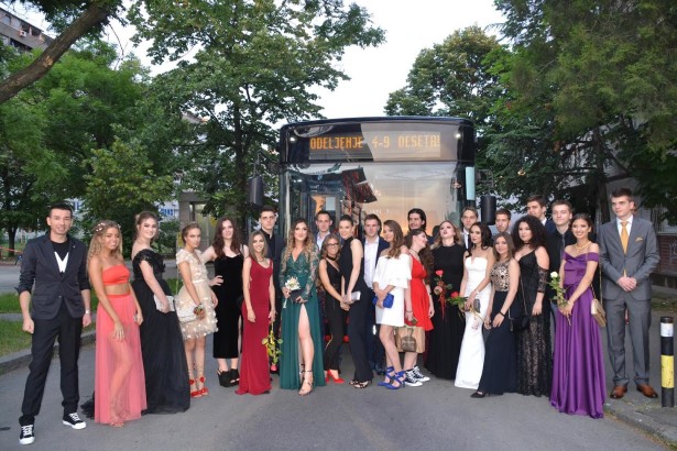 Maturanti ispred niskoulaznog Ikarbusa. © Aleksa Ilić
