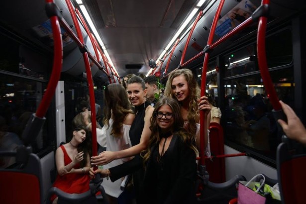 Vesela atmosfera u autobusu vladala je celim putem. © Aleksa Ilić