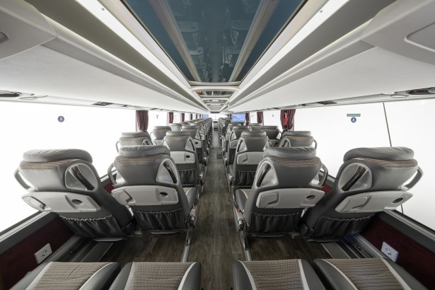 Panoramski krov, imitacija brodskog poda i komforna sedišta ponos za Setru. © Daimler Media