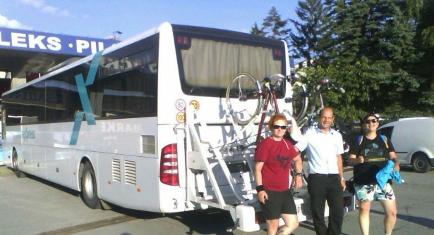 Prvi komentari pozitivni. Vozač Branko Petrović sa prvim biciklistima na ruti. © Arriva LITAS