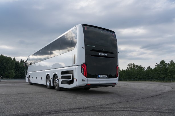 Crna bordura ispod stakla dominira zadnjom maskom autobusa. © MAN Truck & Bus