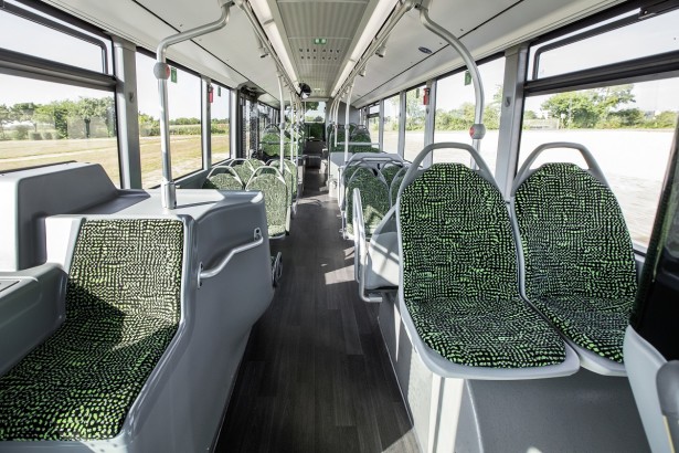 Mali elektromotor ne narušava ni eksterijer ni enterijer autobusa. © Daimler