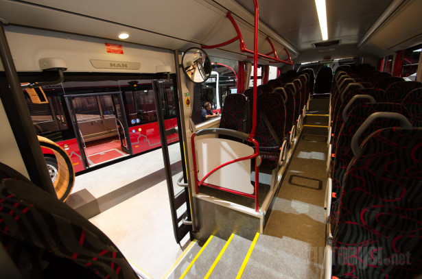 Osim 63 sedišta, autobus ima i lift na srednjim vratima.