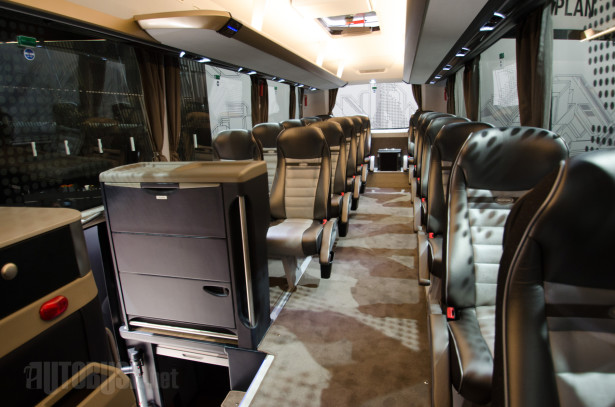 Ovaj autobus može da ima duplo više sedišta nego što ima na slici.