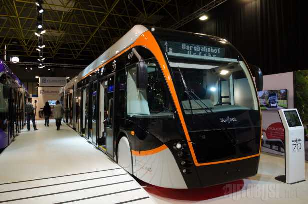 Sa spuštenim trolama, ovaj trolejbus je dugačak 24.610 milimetara.