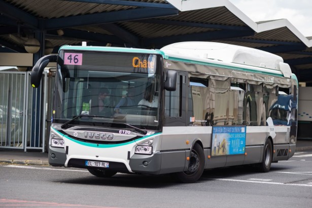 Iveco_Urbanway_12_Hybride_6120_RATP,_ligne_46,_Paris
