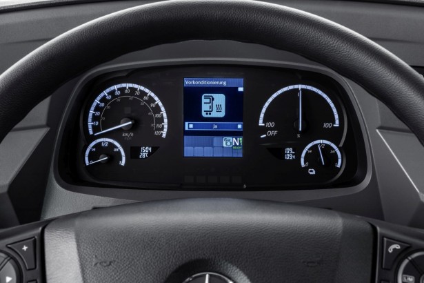 Mercedes-Benz eCitaro mit vollelektrischem Antrieb, Interieur, Sitzbezüge: Schwarz-grau, , Beförderungskapazität: 1/86, 2 x elektrischer Radnabenmotor, 2 x 125 kW, 2 x 485 Nm.  Mercedes-Benz Citaro with all-electric drive, interior, seat covers: black-grey, passenger capacity: 1/86, 2 x electric hub motor, 2 x 125 kW, 2 x 485 Nm.