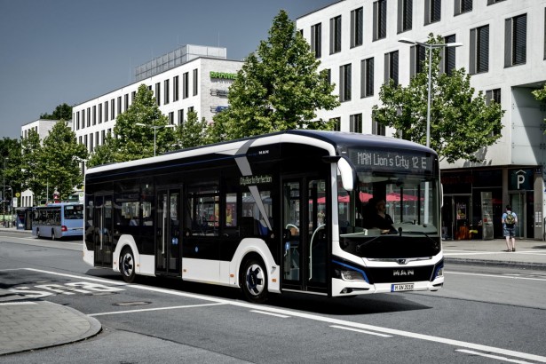 MAN_Lions_City12E