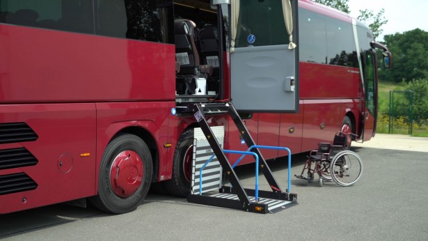 MAN_Lions_Coach_lift_1
