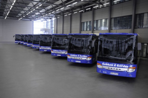Zehn von insgesamt 23 Setra Low Entry Fahrzeugen für die Busunternehmen Gebken  &  Gerdes.  Ten of a total of twenty-three Setra Low Entry vehicles for the Gebken  &  Gerdes bus company.
