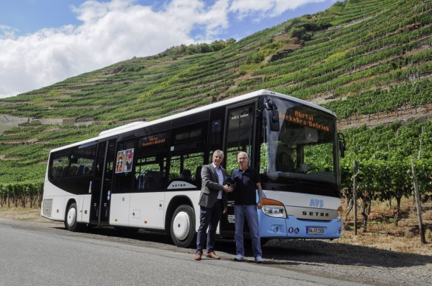 Jürgen Föhr, Leiter Vertriebsregion West, mit Unternehmer Frank Bodtenberg (rechts) vor einem seiner 22 neuen Setra S 415 LE business Fahrzeuge.  Jürgen Föhr, Head of the Western Sales Region, with operator Frank Bodtenberg (right) in front of one of his twenty-two new Setra S 415 LE business vehicles.