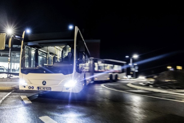 Mercedes-Benz CapaCity L mit LED-Scheinwerfern; OM 470 mit 315 kW/428 PS; 10,7 L Hubraum, 6-Gang-Getriebe; Lackierung: Weiß; Sitzbezüge: Rot-Grau  Mercedes-Benz CapaCity L with LED headlamps; OM 470 rated at 315 kW/428 hp; displacement 10.7 l, 6-speed transmission; paintwork: white; seat covers: red-grey