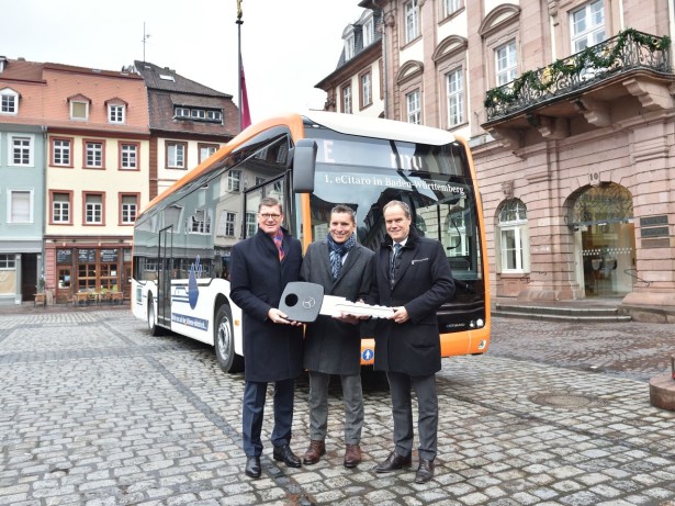 Historie trifft Zukunft! Vor dem Heidelberger Rathaus erläutert Oberbürger-meister Prof. Dr. Eckart Würzner die besonderen Anforderungen, die seine Altstadt an den ÖPNV im Allgemeinen und den eCitaro im Besonderen stellt.  History meets the future! In front of Heidelberg town hall, Mayor Eckart Würzner explains the special demands that his historic city places on local public transport in general and particularly on the eCitaro.