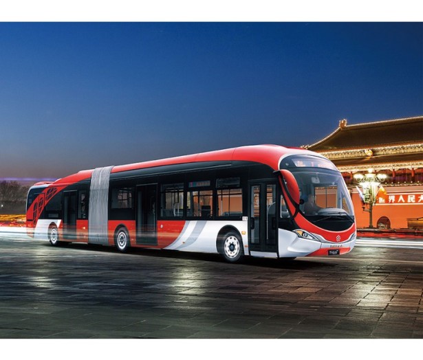 Kičasti dizajn gradskog autobusa sa zakošenom prednjom stenom nepoželjan u Evropi. © Yinlong