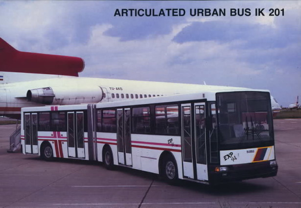 Među prvim primercima autobus iz 1994. godine, sa lepljenim staklima. © Ikarbus