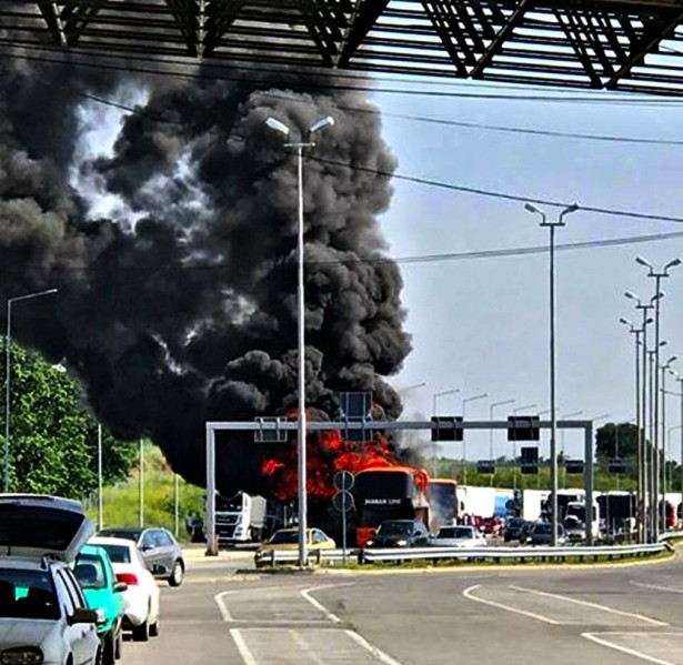 Putnici se bez povreda evakuisali iz autobusa novosadskog Jadran Line. © TV Kanal 5