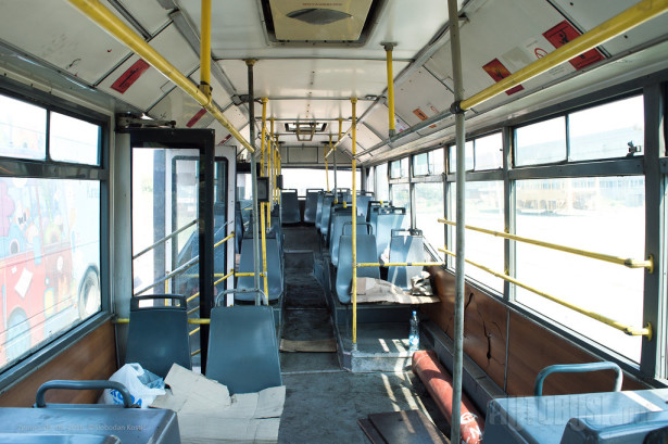 Unutrašnjost Ikarbusa sa velikom površinom za stajanje. © Slobodan Kostić