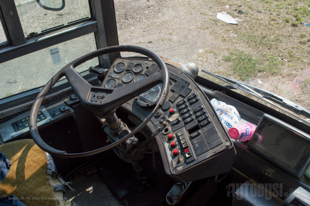 Vozačko radno mesto preuzeto sa Mercedesovog gradskog autobusa. © Slobodan Kostić