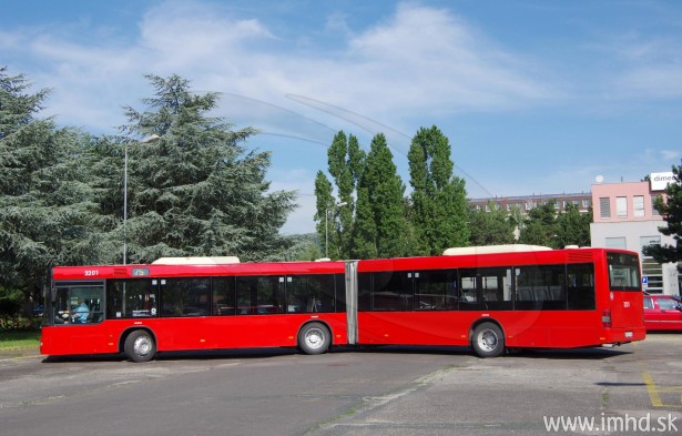 MAN NG313 ofarbani u bratislavsku crvenu boju. © IMHD