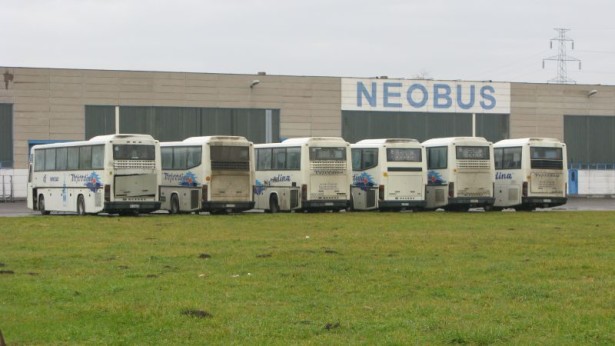 Oduzeti Neobusi sa lizinga ispred matične fabrike. © Saša Conić