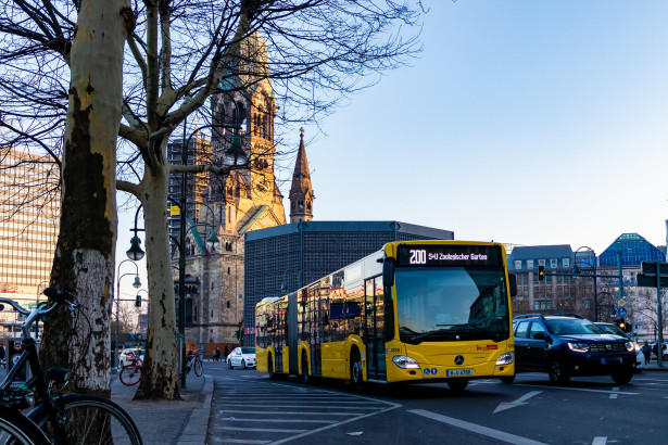 Jednobojna kolor šema odgovara autobusima novijeg dizajna. © Hanselbln
