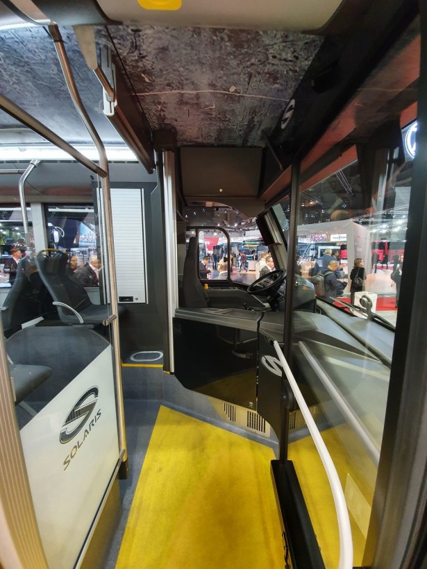 Ulaz kroz jednokrilna prednja vrata Trollino 24 MetroStyle. Foto: Saša Conić