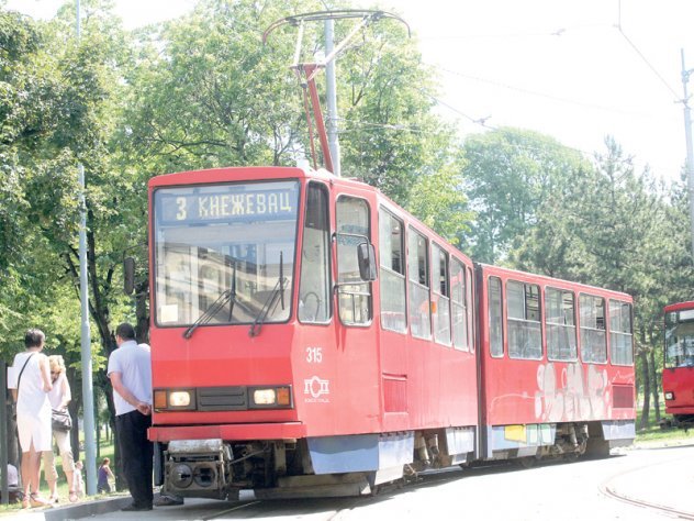 BEOGRAD: TRAMVAJ TROJKA VOZI NA PIKNIK!
